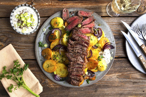 Zartes Roastbeef mit Bratkartoffeln und Remoulade