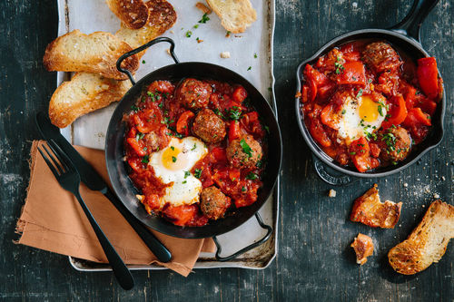 Ofen-Hackbällchen „Shakshuka“ mit Paprika, Eiern und Röstbrot