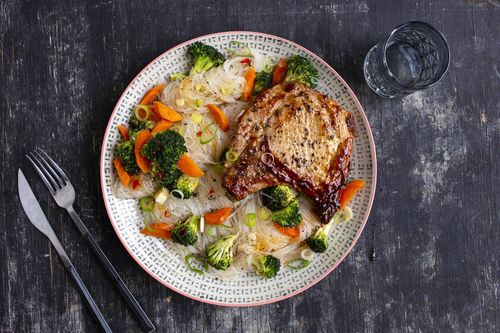 Glasiertes Schweinekotelett mit Asia-Bratgemüse und Glasnudeln