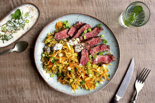 Zartes Roastbeef auf Bulgur mit Gemüse und Joghurt-Minze-Dip