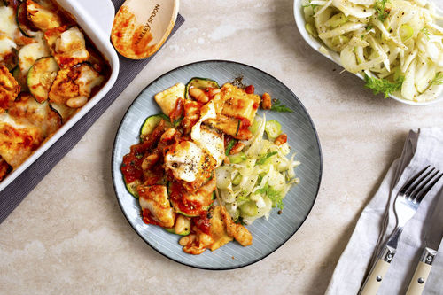 Ravioli-Zucchini-Auflauf mit Mozzarella, dazu Fenchelsalat