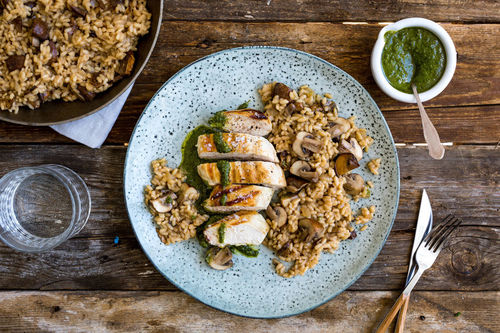 Gegrilltes Hähnchenfilet mit Steinpilzrisotto und Pesto