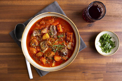 Winterliche Rindfleischsuppe mit Kartoffeln und Koriander