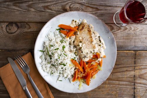 Schweinerücken in Pfefferrahm mit Vichy-Karotten und Basmatireis