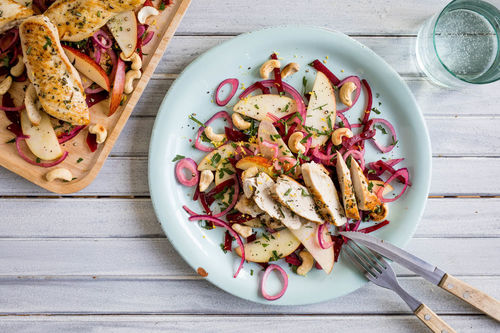 Rosmarinhähnchen mit Cashews auf Rote-Bete-Apfel-Salat