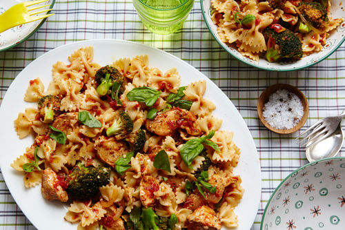 Zarte Hühnchenbrust mit Tomaten, Farfalle und Brokkoli