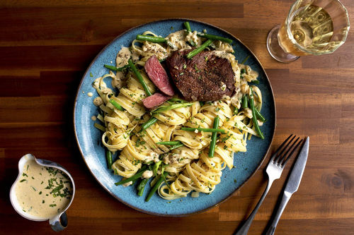 Rindersteak in Estragonrahm mit Tagliatelle und grünen Bohnen