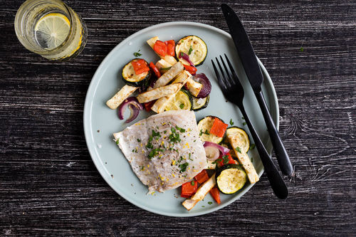 Gedämpfter Zitrus-Seelachs mit mediterranem Ofengemüse und Dip