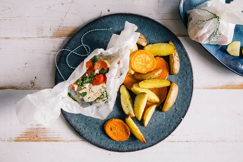 Tomaten-Feta-Päckchen mit zweierlei Röstkartoffeln