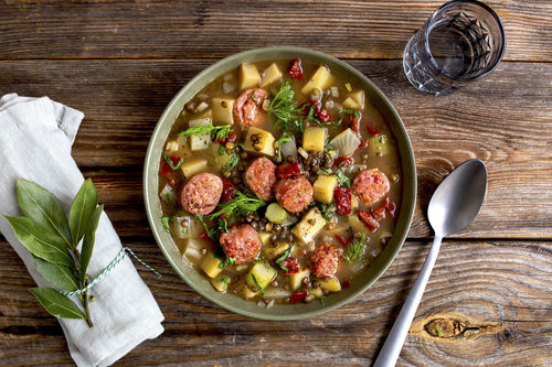 Salsiccia-Linsen-Eintopf mit getrockneten Tomaten und Fenchel