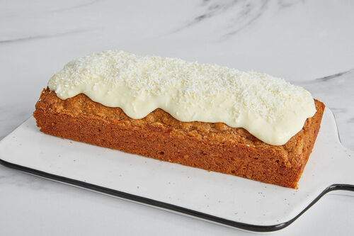 Klassischer Carrot Cake mit Crème-fraîche-Frosting und Kokos