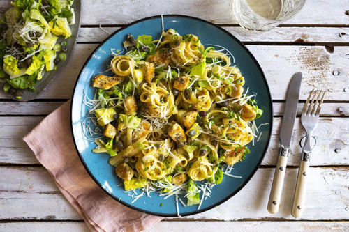 Caesar Salad Pasta mit zarter Hähnchenbrust und Kapern