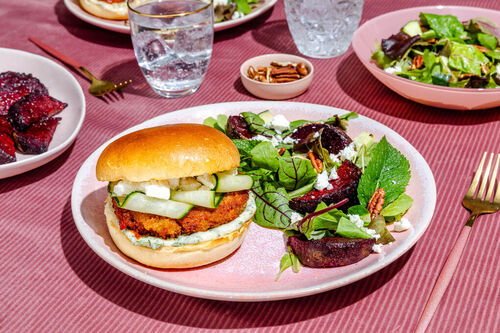 Saftiger Lachsburger mit Harissa und Dillmayo dazu Feta-Minz-Salat mit Roter Bete
