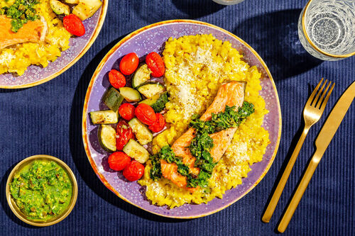 Saftiger Lachs auf Safran-Risotto mit Pistazien-Gremolata, Tomaten und Zucchini