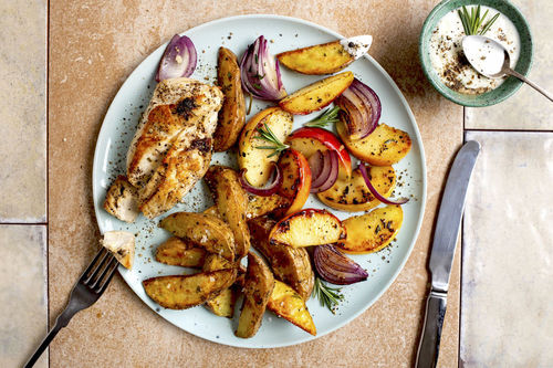 Ofen-Hähnchen auf Apfel mit Rosmarinkartoffeln und Dip
