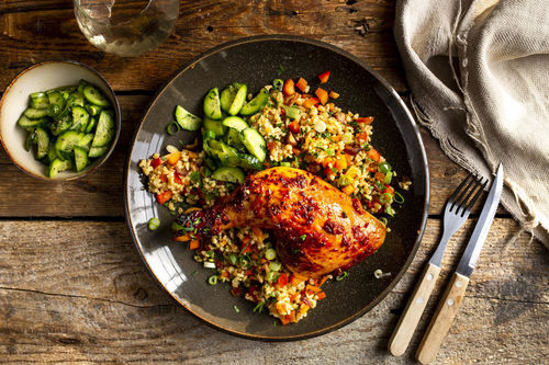 Pikante Hähnchenkeulen mit Dattel-Bulgur und Gurkensalat