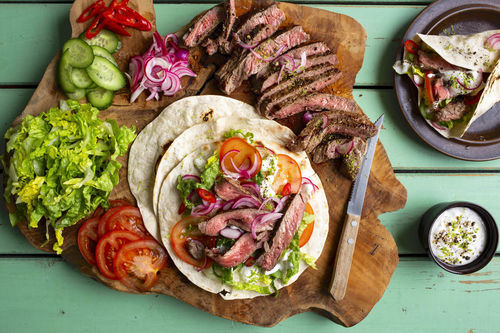 Mexikanische Steak-Tortillas mit Salat und Limettenjoghurt