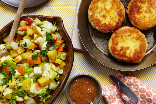 Wurzelgemüse-Salat mit gebackenem Camembert