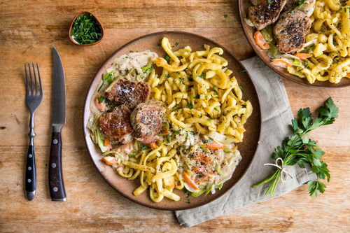 Cremiges Schwabentöpfle mit Gemüse und frischen Spätzle