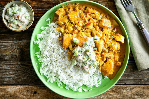 Korma-Bio-Hähnchen mit Lauch dazu Basmatireis und Paprika-Dattel-Creme