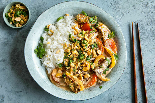 Bio-Rindfleisch-Pfanne mit Kokos und Limette mit Paprika, Erdnüssen und Basmatireis
