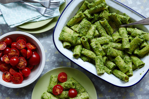 Italienische Rigatoni mit Spinat und Avocado-Pesto