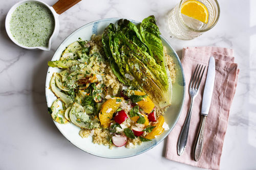 Leichte Kokos-Quinoa-Bowl mit Fenchel, Radieschen und Kräutern