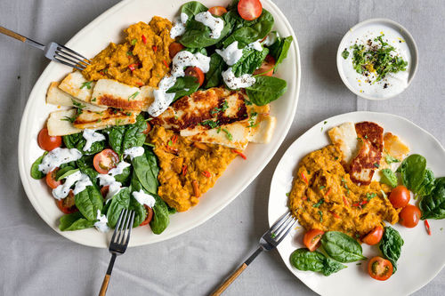 Süßkartoffel-Dal mit Halloumi und Spinat-Tomaten-Salat