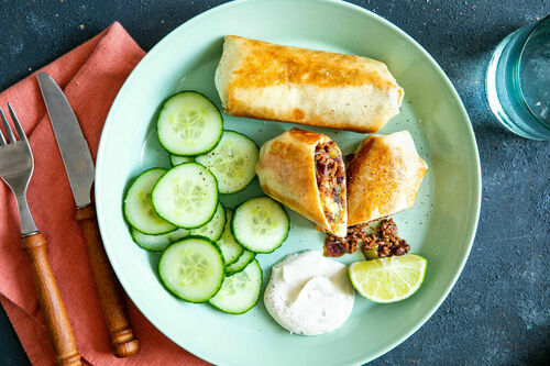 RS V: Wraps mit Bio-Rinderhack und Käse dazu Gurkensalat und Dip