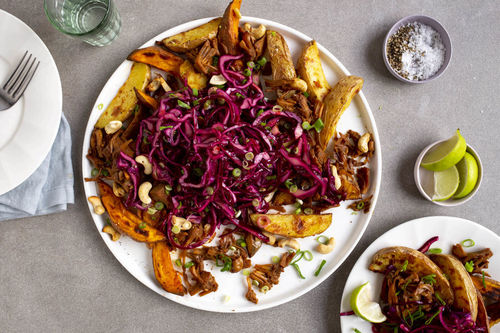 Jackfrucht-Ofenkartoffeln mit Asia-Rotkohl und Cashews