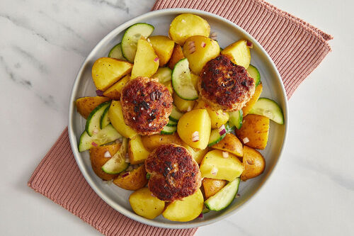 <650kcal: Herzhafte Schweinehackbällchen mit Kartoffel-Gurken-Salat