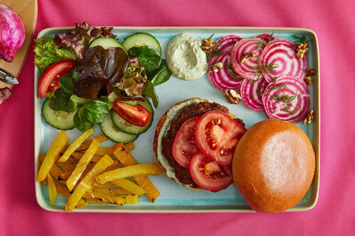 RB:Saftiger Feta-Rindfleisch-Burger mit gebackener und marinierter Bete