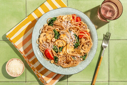 Vollkornspaghetti in Basilikum-Nuss-Pesto mit Champignons und Babyspinat