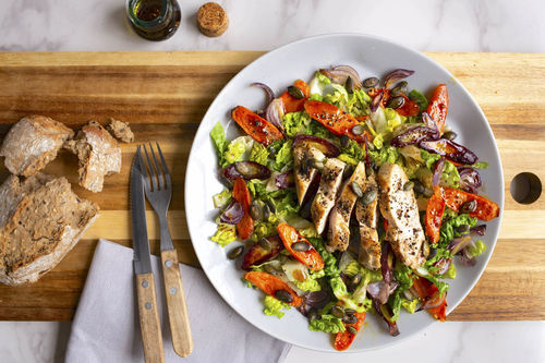 Leichter Hähnchensalat mit Ofenkarotten und Kürbiskernen