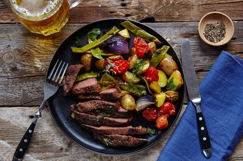 Zartes BBQ-Roastbeef dazu Ofengemüse mit Oregano