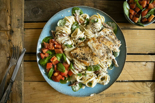 Hähnchen-Spaghetti mit Oregano dazu Tomaten-Spinat-Salat