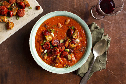 Spanische Tomatensuppe mit Chorizo und Croûtons