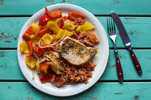 Saftige Schweinerückensteaks mit Djuvec-Reis und bunter Paprika