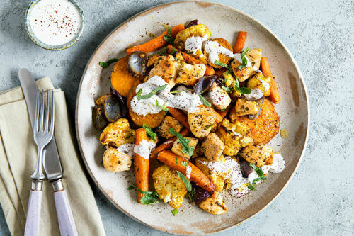 Gebratenes Oregano-Bio-Hähnchen mit Süßkartoffel-Blumenkohl-Gemüse und Dip