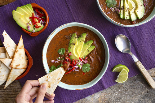 Mexikanische Bohnensuppe mit Avocado und Limetten-Salsa
