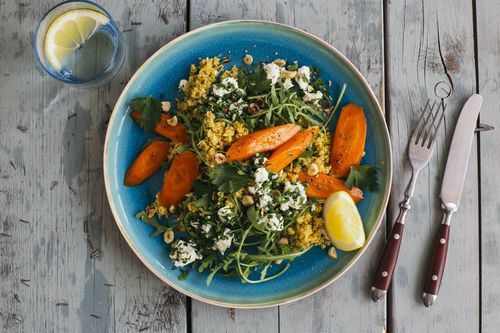 Feine Vichy-Karotten mit Honig dazu Haselnuss-Bulgur und Feta