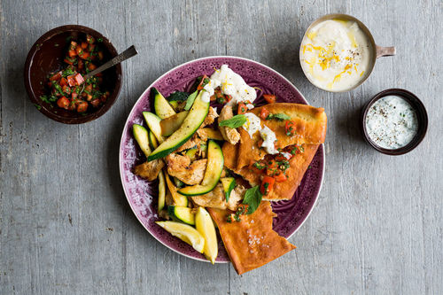 Schawarma-Hähnchen-Pfanne mit Zucchini und zweierlei Dips