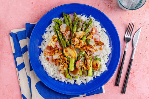 RS Spargel und Radieschen mit Miso-Dressing auf Kokosreis mit Chili-Erdnüssen