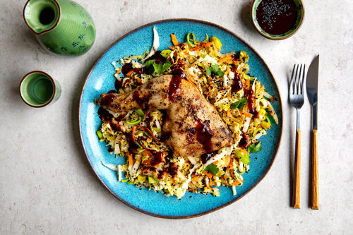 Hähnchenkeulen Asia-Style mit gebratenem Chinakohl und Sesam