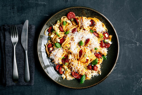 Schnelle Chorizo-Spaghetti mit Frischkäse und hartgekochtem Ei