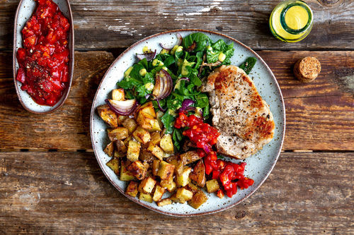 Kotelett mit Ofenkartoffeln und Spinatsalat, dazu Paprikasalsa