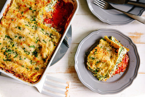 Zucchini-Ricotta-Lasagne mit frischen Kräutern und Käse