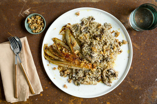 Pilzrisotto mit Walnüssen und Käse dazu karamellisierter Chicorée