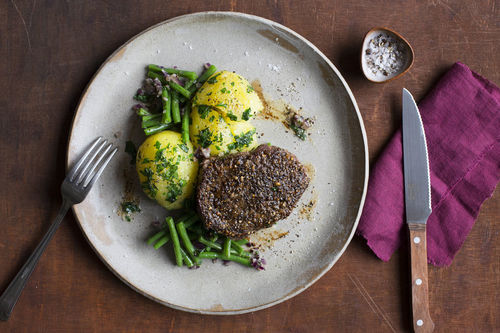 Pfeffersteak mit grünen Bohnen und Petersilien-Butter-Kartoffeln