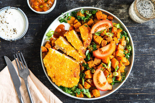 Hähnchenschnitzel mit Chat-Gemüse garniert mit Aprikosensauce und Joghurt